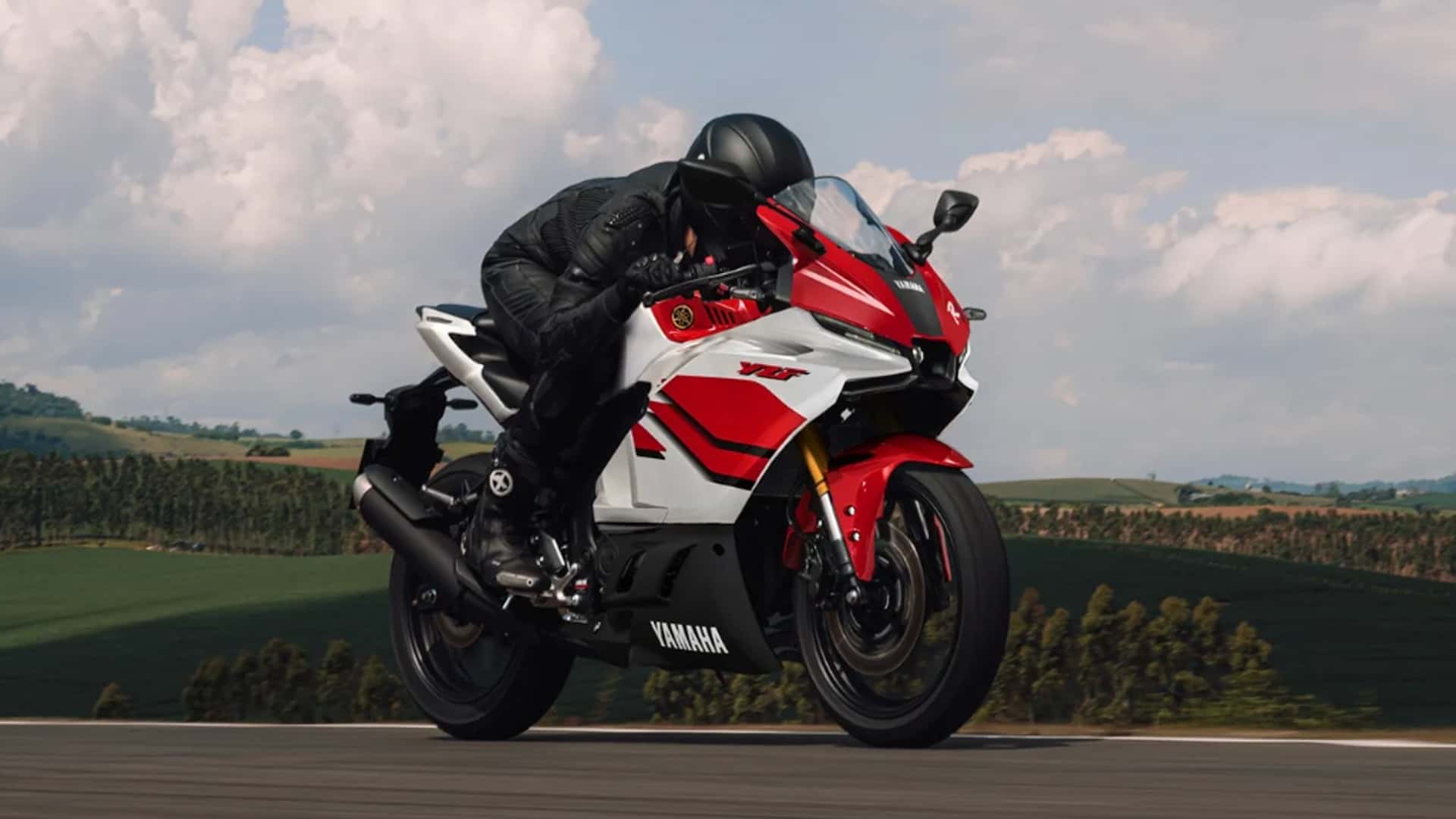 Эти компактные спортбайки Yamaha отлично смотрятся в графике к 70-летию бренда