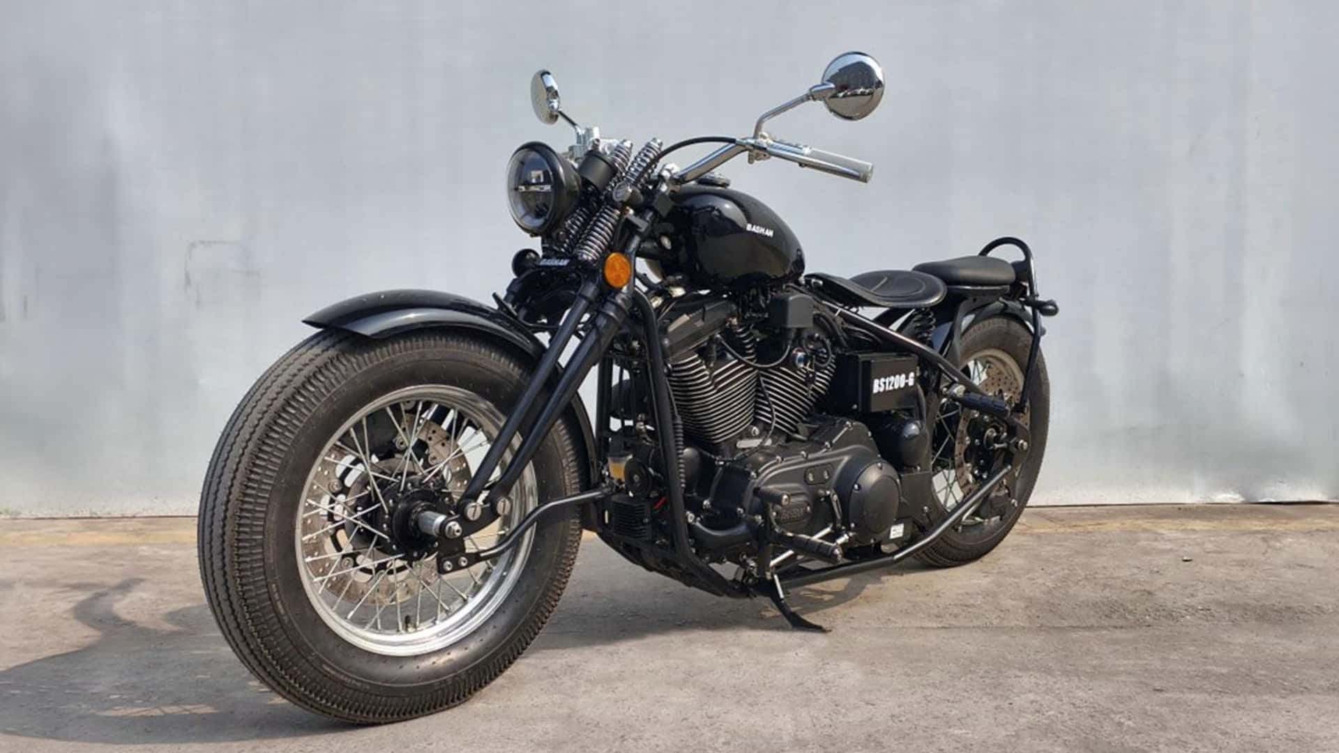 Этот китайский круизер с жесткой задней рамой оснащен старым мотором Sportster